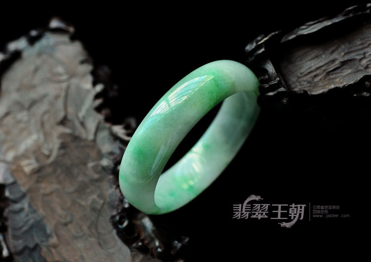 细糯种飘翠缅甸翡翠手镯（57mm）