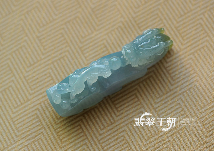 冰种晴水黄翡缅甸翡翠龙钩挂件