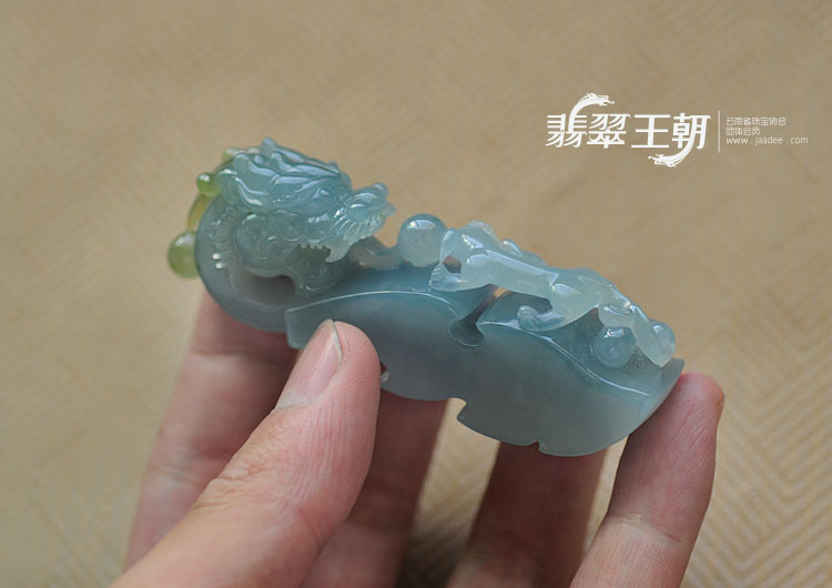 冰种晴水黄翡缅甸翡翠龙钩挂件