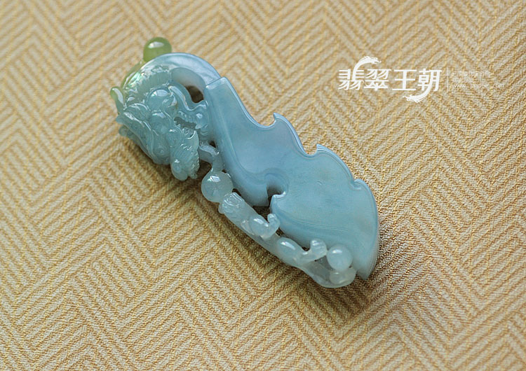 冰种晴水黄翡缅甸翡翠龙钩挂件