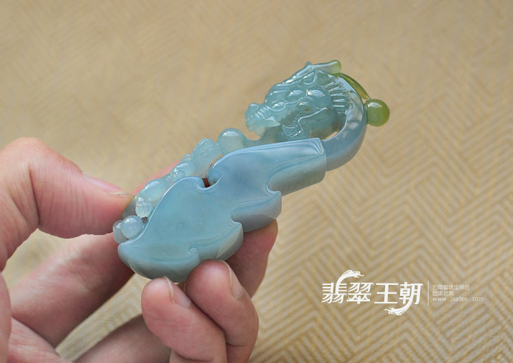 冰种晴水黄翡缅甸翡翠龙钩挂件