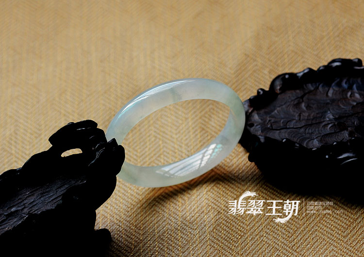 冰玻种淡晴水缅甸翡翠贵妃镯（58-51mm）