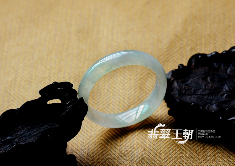 冰玻种淡晴水缅甸翡翠贵妃镯（58-51mm）