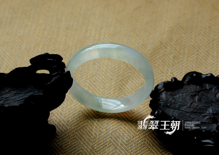 冰玻种淡晴水缅甸翡翠贵妃镯（58-51mm）