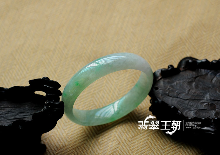 冰种飘翠缅甸翡翠手镯（58.1mm）