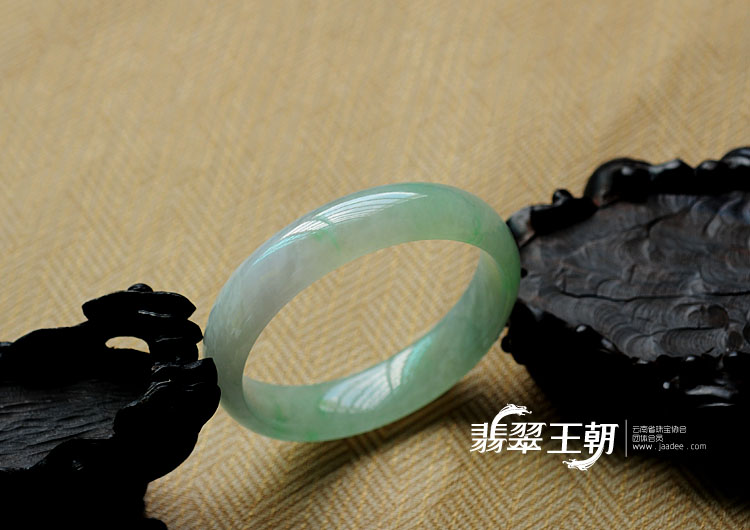 冰种飘翠缅甸翡翠手镯（58.1mm）