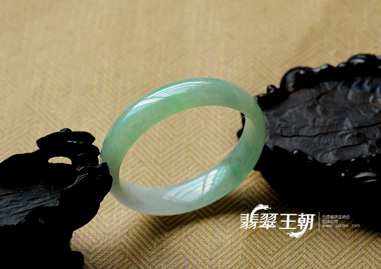 冰种飘翠缅甸翡翠手镯（58.1mm）