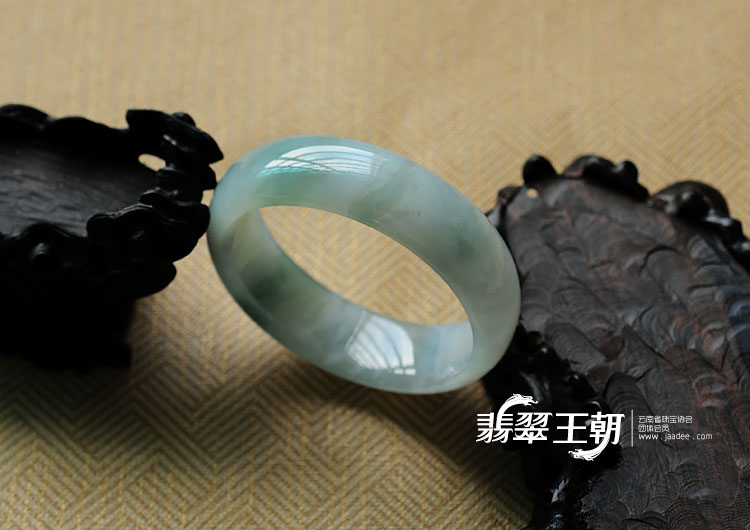 糯冰种蓝晴水缅甸翡翠手镯（53.5mm）