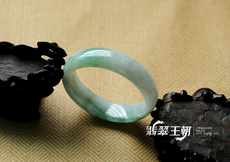 糯冰种飘花缅甸翡翠手镯（53.7mm）