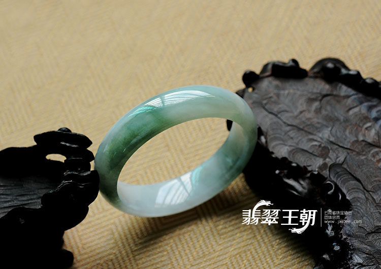 糯冰种飘花缅甸翡翠手镯（53.7mm）