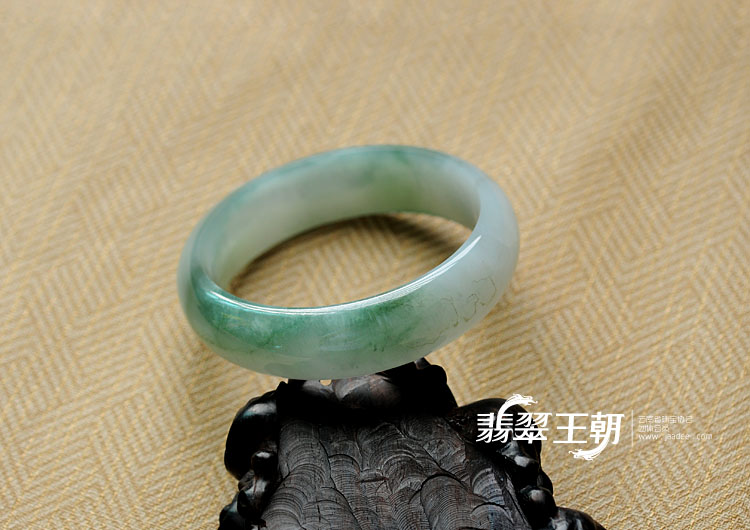 糯冰种飘花缅甸翡翠手镯（53.7mm）