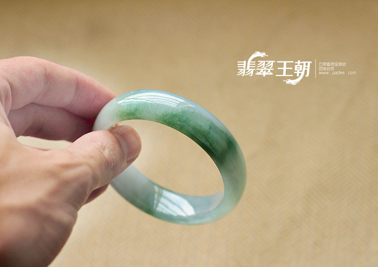 糯冰种飘花缅甸翡翠手镯（53.7mm）