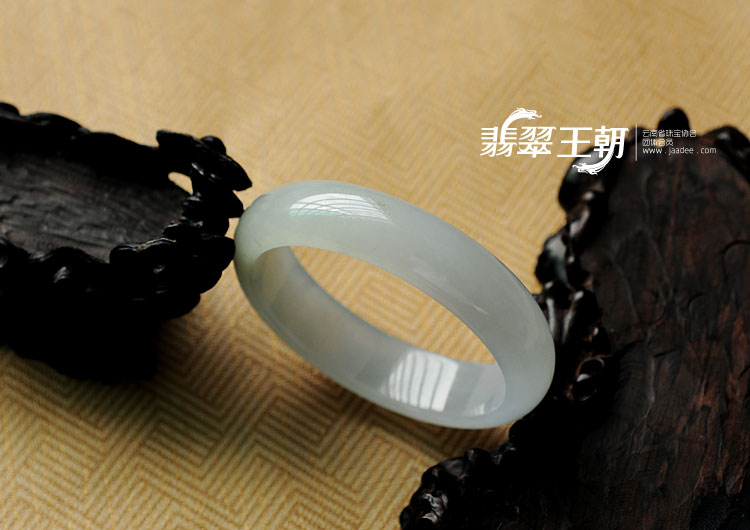 糯冰种淡晴水黄翡缅甸翡翠手镯（56.1mm）