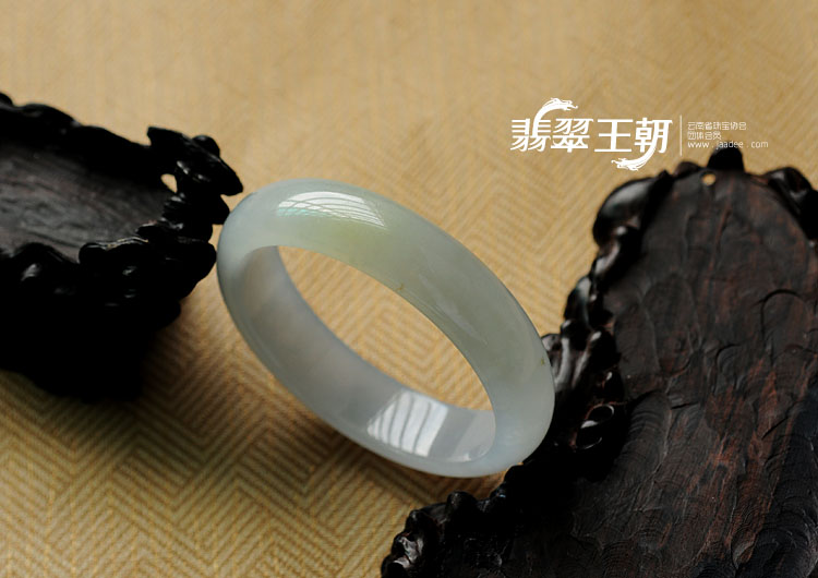 糯冰种淡晴水黄翡缅甸翡翠手镯（56.1mm）