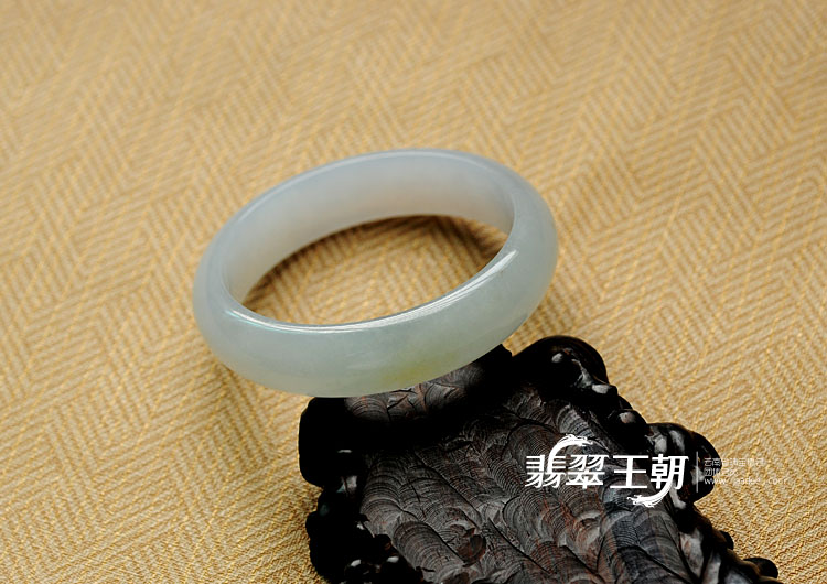 糯冰种淡晴水黄翡缅甸翡翠手镯（56.1mm）