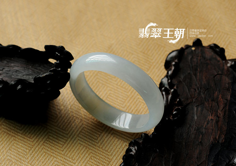 糯冰种淡晴水黄翡缅甸翡翠手镯（56.1mm）