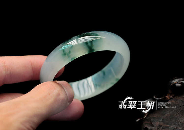 冰玻种飘花缅甸翡翠贵妃镯（54.5-49.9）