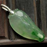 冰玻种飘绿花缅甸翡翠福瓜挂件