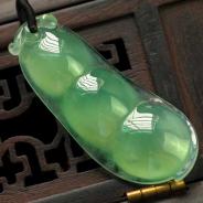 冰玻种晴水缅甸翡翠四季豆挂件