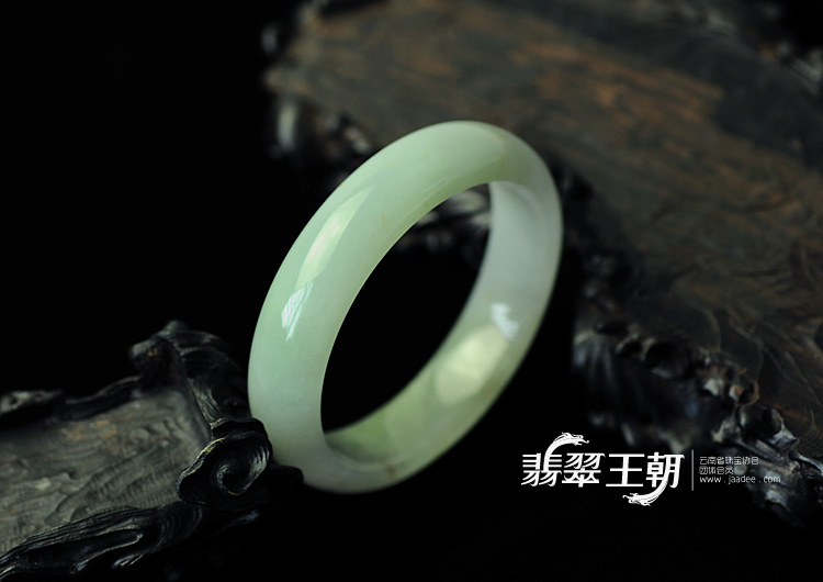 糯冰种浅晴缅甸翡翠手镯（55.4mm）
