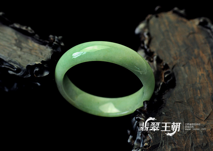 细糯种晴水缅甸翡翠手镯（53.9mm）