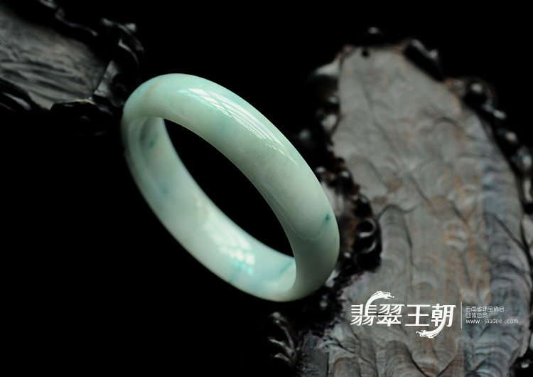 细糯种白底飘花缅甸翡翠手镯（58.1mm）