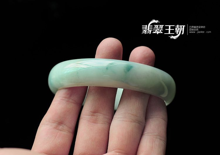 细糯种白底飘花缅甸翡翠手镯（58.1mm）
