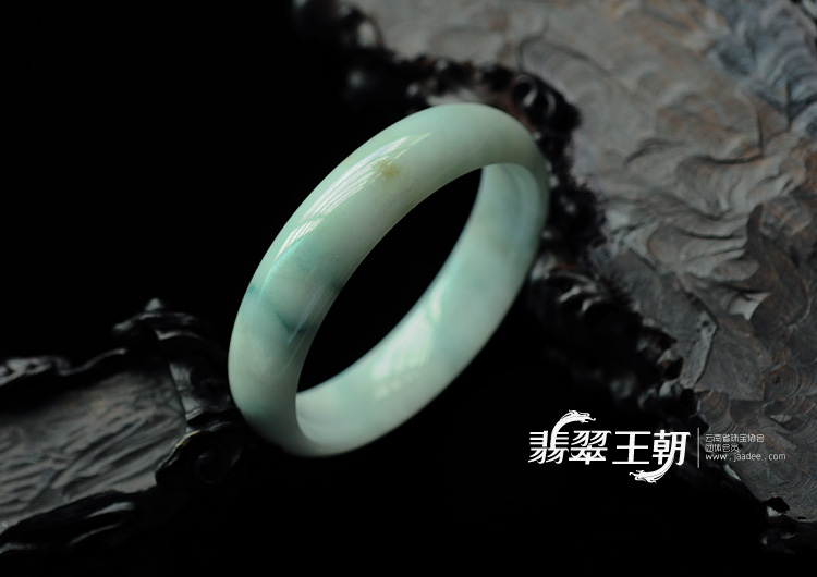 细糯种白底飘花缅甸翡翠手镯（58.1mm）