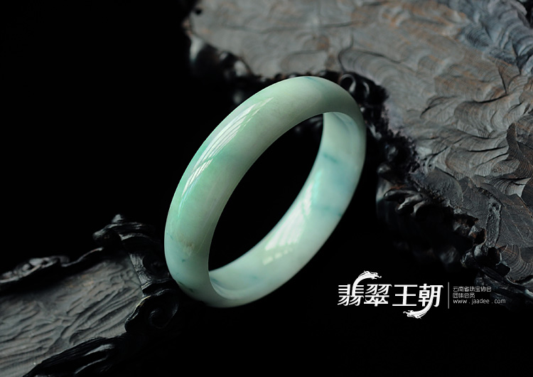 细糯种白底飘花缅甸翡翠手镯（58.1mm）