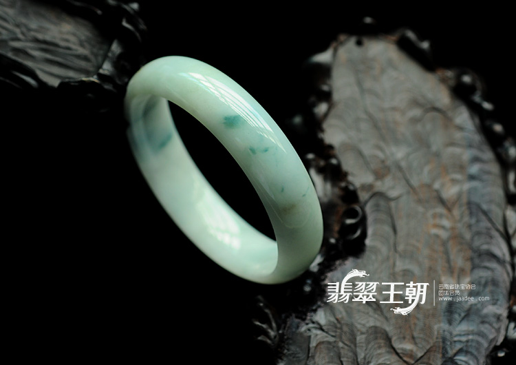 细糯种白底飘花缅甸翡翠手镯（58.1mm）