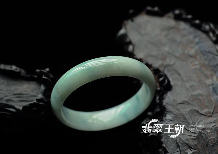 细糯种白底飘花缅甸翡翠手镯（58.1mm）