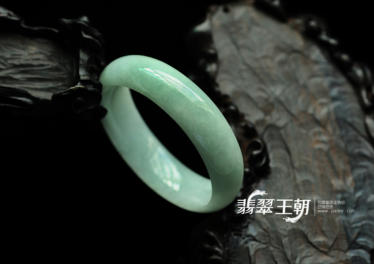 细糯种淡晴水缅甸翡翠手镯（52mm）