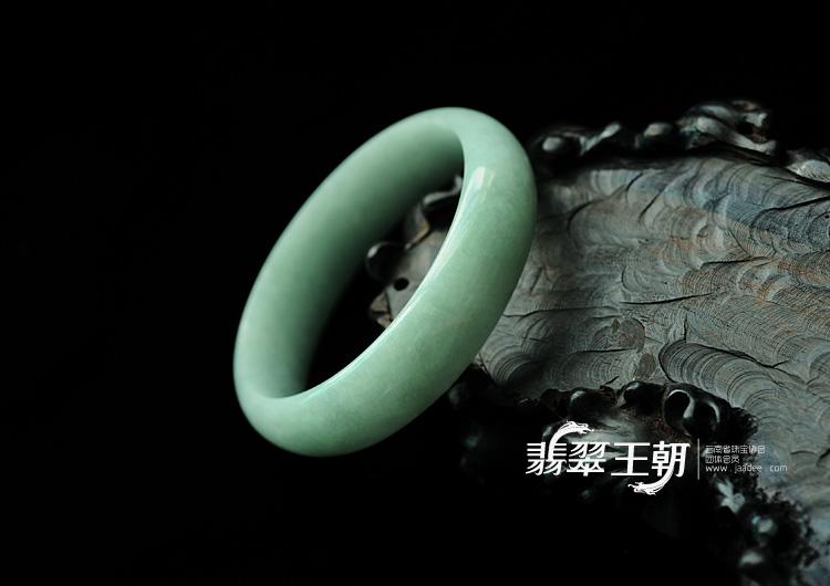 细糯种淡晴水缅甸翡翠手镯（52mm）