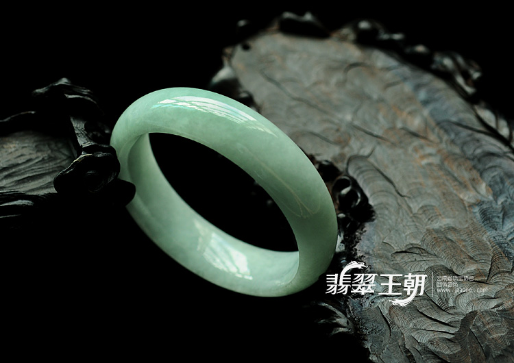 细糯种淡晴水缅甸翡翠手镯（52mm）