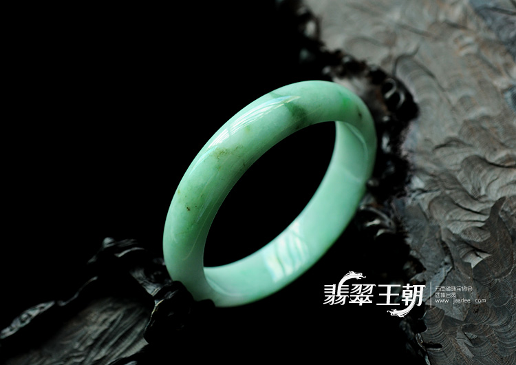 细糯种豆色缅甸翡翠手镯（58.6mm）