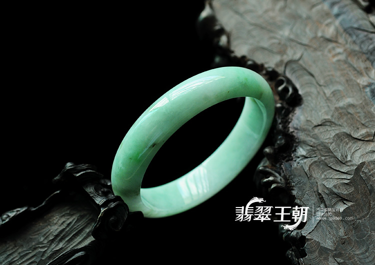 细糯种豆色缅甸翡翠手镯（58.6mm）