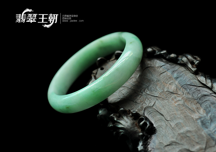 细糯种豆色缅甸翡翠手镯（58.6mm）