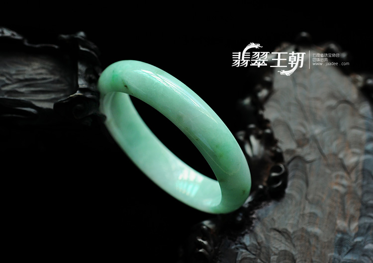 细糯种豆色缅甸翡翠手镯（58.6mm）