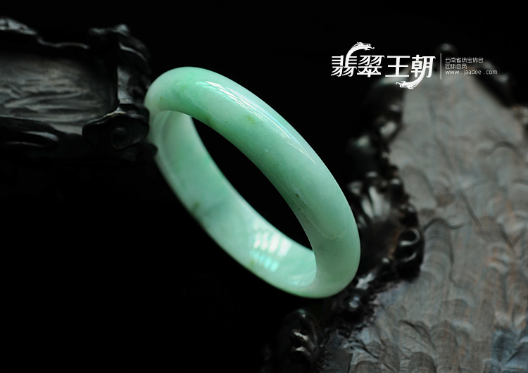 细糯种豆色缅甸翡翠手镯（58.6mm）