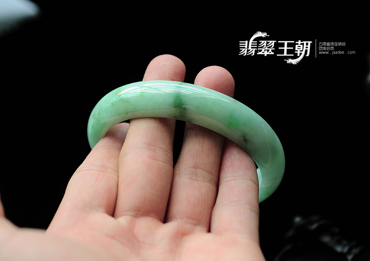 细糯种豆色缅甸翡翠手镯（58.6mm）