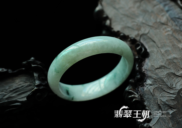 糯冰种飘花缅甸翡翠手镯（52.5mm）