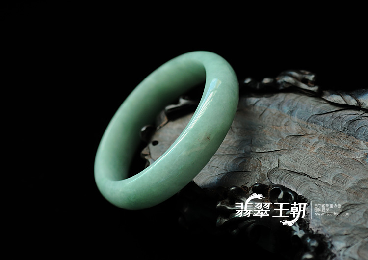 细糯种晴水缅甸翡翠手镯（55.1mm）