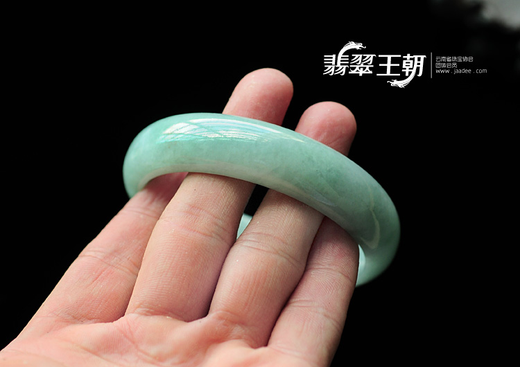 细糯种晴水缅甸翡翠手镯（55.1mm）