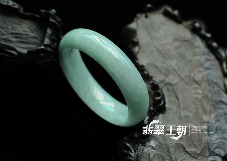 细糯种晴水缅甸翡翠手镯（55.1mm）