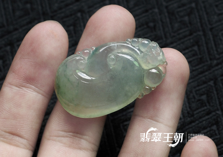 冰种飘花缅甸翡翠如意寿挂件