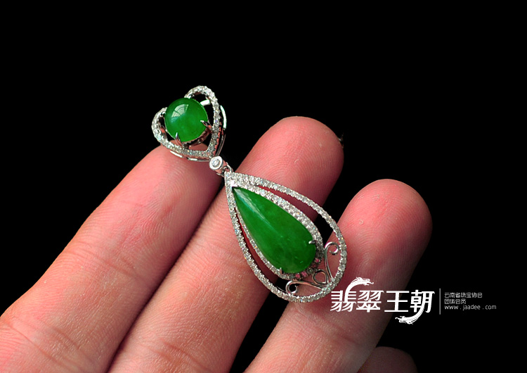 冰种阳绿缅甸翡翠包白金水滴胸坠(真钻)