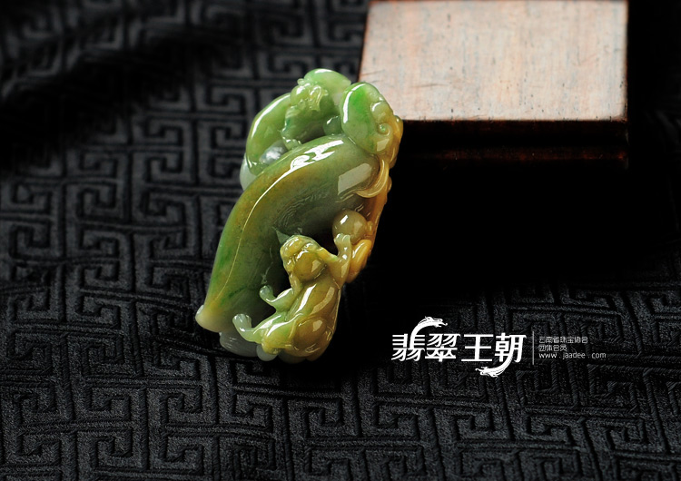 糯冰种黄加绿缅甸翡翠貔貅献福挂件