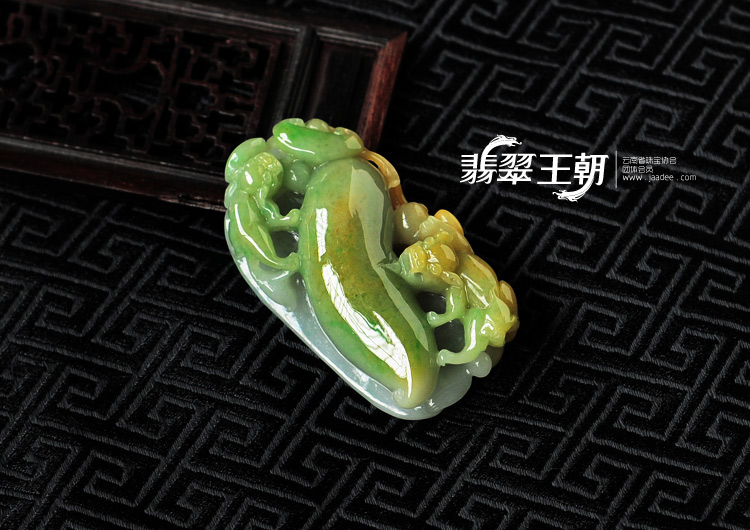 糯冰种黄加绿缅甸翡翠貔貅献福挂件