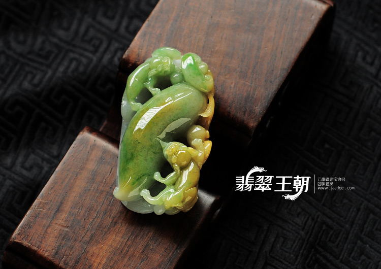糯冰种黄加绿缅甸翡翠貔貅献福挂件
