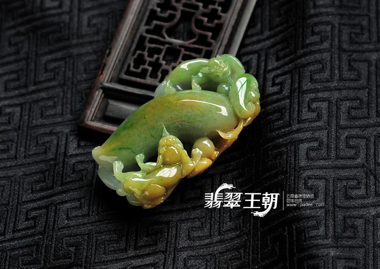 糯冰种黄加绿缅甸翡翠貔貅献福挂件